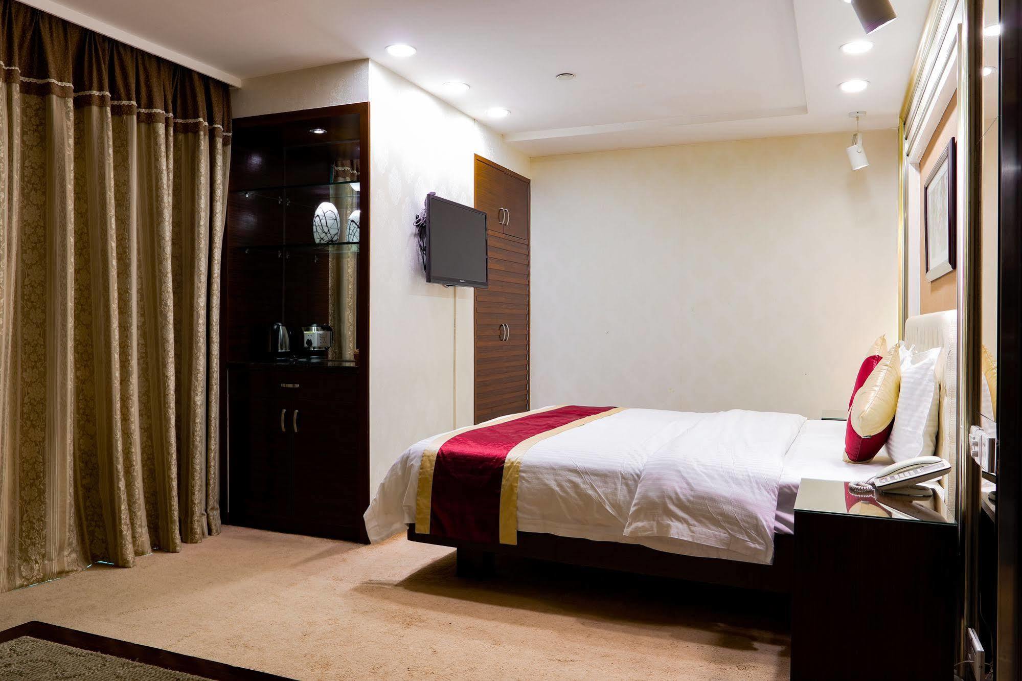 New World Hotel Guangzhou Exterior photo